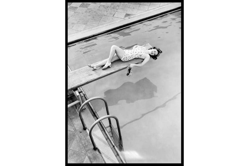 Vintage Woman By The Pool Foto Grå - 30x40 cm - Inredning - Tavlor & posters - Posters & prints
